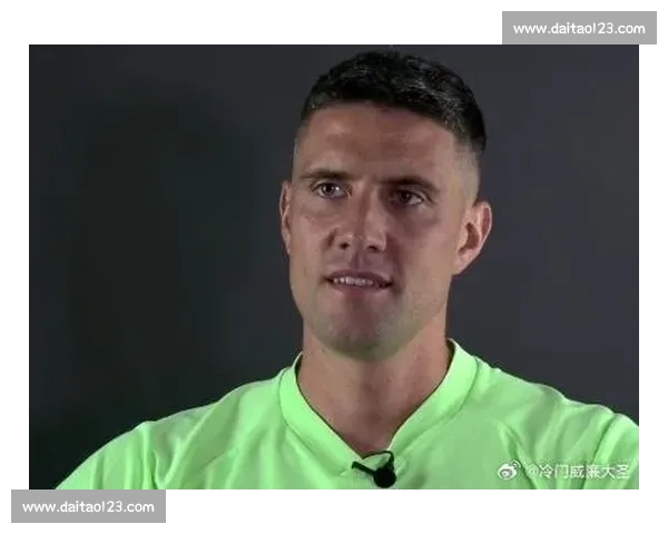 退役 1 天火速复出！凯利披红军传奇战袍再战斯坦福桥